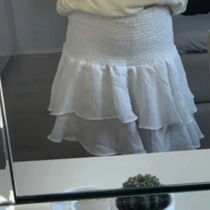 Vit kjol - (INTE MIN BILD) Jag säljer min vita kjol från SHEIN för att den är för liten och har inte kommit till användning. Använt den 1 gång. Lite Konstigt form på den. Köpte för 119kr säljer för 50kr