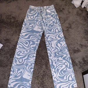 Mönstrade jeans strl. XS - Detta är ett par sjukt trendiga och snygga jeans som jag verkligen önskar att jag kunde ha på mig, dem var för stora och det är anledningen till varför dem säljs. Dem kan matchas till mer än vad man tror... de är helt oanvända. Jag säljer dessa jeans för 200kr. Är lite osäker på fraktkostnaden, men det kan diskuteras:)