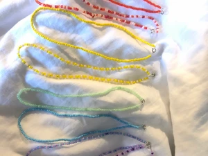 Pärlhalsband - Säljer handgjorda armband och halsband i glaspärlor. Kan också göra andra designer om de önskas💕 vanliga halsband: 60kr mer avancerat halsband: 100kr vanliga armband:40kr avancerade armband: 60kr ( dem är gjorda i elastisk tråd och har spännen så dem passar alla) (kommer inte in på mitt gamla konto så detta är mitt nya)