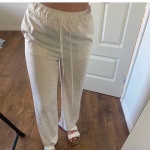 BYXOR HM - Linnebyxor säljes i storlek S. De populära från hm som är slutsålda. Passar dig som är ca 165/170 lång ungefär. Frakt kostar 66kr spårbart❤️ Postas snabbt efter betalning. Betalning via swish. 😊 FINNS KVAR! Pris:350kr + frakt (50) Ej budgivning så först till kvarn