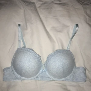 Helt oanvänd, ljusblå bh strl 75B - Helt oanvänd ljusblå bh i T-shirt material, pyttelite push up i storlek 75B💕