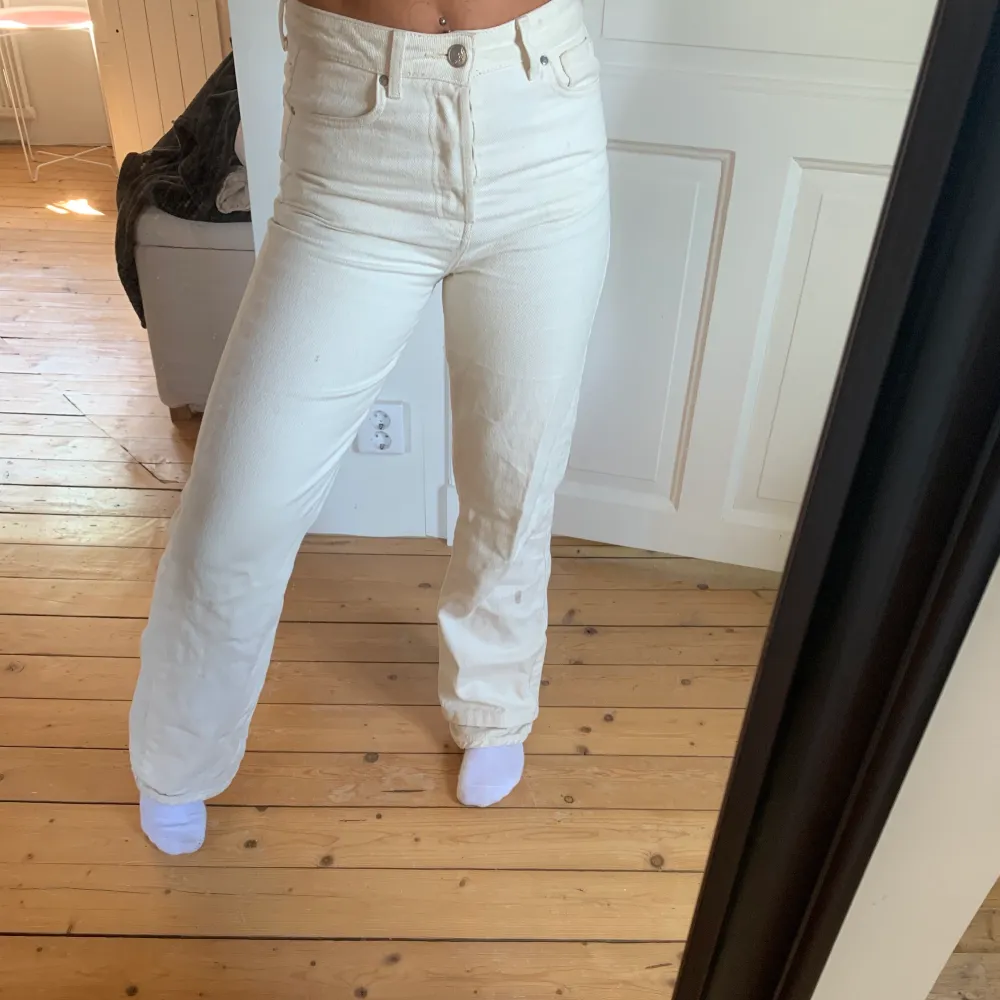 Säljer dessa fina beiga/vita jeans från bikbok som jag köpte i vintras. Jag har sytt upp dom en liten bit där nere men de går att sprätta upp om man vill. 💕. Jeans & Byxor.