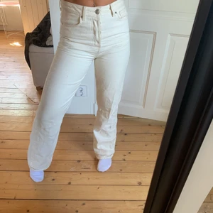 Beiga/vita jeans från bikbok - Säljer dessa fina beiga/vita jeans från bikbok som jag köpte i vintras. Jag har sytt upp dom en liten bit där nere men de går att sprätta upp om man vill. 💕