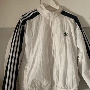 Adidas jacka original  - Vit adidas jacka använd några gånger, tyvärr smink fläckar innanför men syns inte speciellt mycket utanpå. Väldigt snygg! 