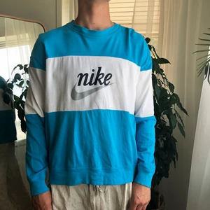 Nike Vintage - Vintage Nike Sweatshirt i Storlek XL. Person på bilden är 184cm, hör av dig om du har några frågor eller vill ha bilder/mått på plagget 🕊