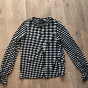 Tröja från veromoda  - Rutig tröja från veromoda. Volanger i ärmarna.