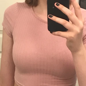 Ljusrosa croptop strl XS - Nästan oanvänd magtröja i strl XS. Säljer för jag använder den aldrig. Köpare står för frakt, kan mötas upp i Stockholm ❤️
