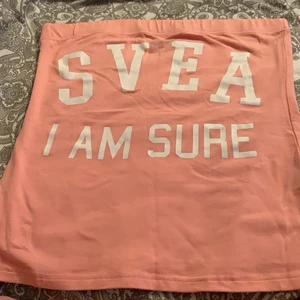 Kjol  - En ljusrosa SVEA kjol aldrig använd bara lite skrynklig, st M 