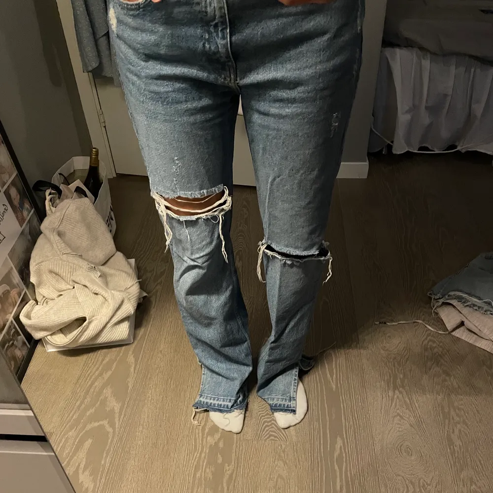 Säljer mina väldigt populära pull&bear jeans som är långa med slits nertill. Säljer pga ingen användning. Sitter bra på mig som är 170 cm. Frakt tillkommer!. Jeans & Byxor.