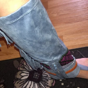 Flip flop  - Säljer ett par snygga skor i stl 37. Flip flopp med högt skaft och fransar. Med dragkedja på insidan.Knappt användna. Är i väldigt fint skick.Betalas med Swish. Finns på flera sidor.