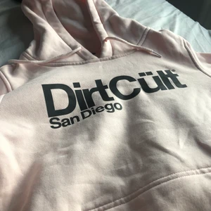 Dirt cult hoddie - Säljer min rosa dirt cult hoddie då det inte är min stil. Där är i mycket fint skick. Den passar både xs och s.