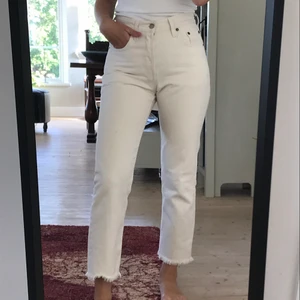 Levis 501 beige  - Ett par snygga Levis 501 i perfekt beige färg. Inte för gul och inte för vit. Storlek W24 L26. Superfint skick! 