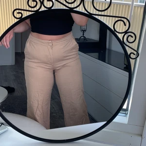 Vida beige byxor  - säljer ett par supersnygga vida beige byxor med fickor där bak. Perfekt längd på mig som är ca 175 cm!💛 köpta på Lindex för något år sedan. KAN MÖTAS UPP I VÄSTERÅS ANNARS STÅR KÖPAREN FÖR FRAKTEN ‼️