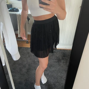 Pliserad kjol - Pliserad kjol i storlek xs från nakd anvönd ett fåtal gånger och är i jättebra skick. 
