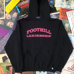 HOODIE!! 💿💿 - Säljer denna college hoodien från Foothill college i Sonora, California. Tröjan är producerad av Russell athletic och är i bra skick och har inga direkt defekter förutom att snörena saknas till luvan. Storlek är M och jag skulle säga att tröjan är tts. Det är bara att höra av dig om du undrar något. ✌🏻🌱💫 Ord pris: 299kr! 