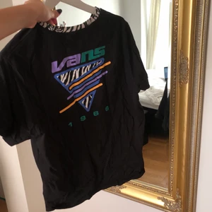vans tshirt - tshirt från vans med tryck i ryggen. nyskick 💕