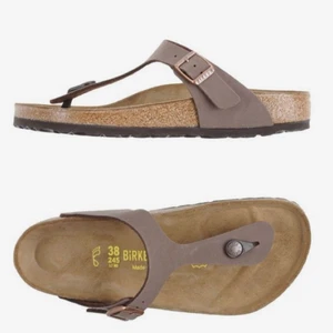 Birkenstock flip flops - mocka🤎 - Säljer dessa birkenstock flip flopens i storlek 40 och i mocka färg. Använda 3 gånger då dem blivit för små. Nypris 999. Skriv för egna bilder. Ingen box kvar tyvärr💓 priset går att diskuteras vid snabb affär!