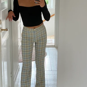 Rutiga byxor - Säljer finaste byxorna som tyvärr inte kommer till användning💖 Skulle säga att de passar en xs/xxs beroende på önskad passform. Perfekta på mig som är 158