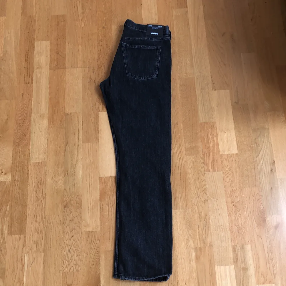 Raka Mid Rise jeans i en svart/grå färg. Helt nya, aldrig använda då de är lite förstora i midjan för mig, prislappen är kvar. . Jeans & Byxor.