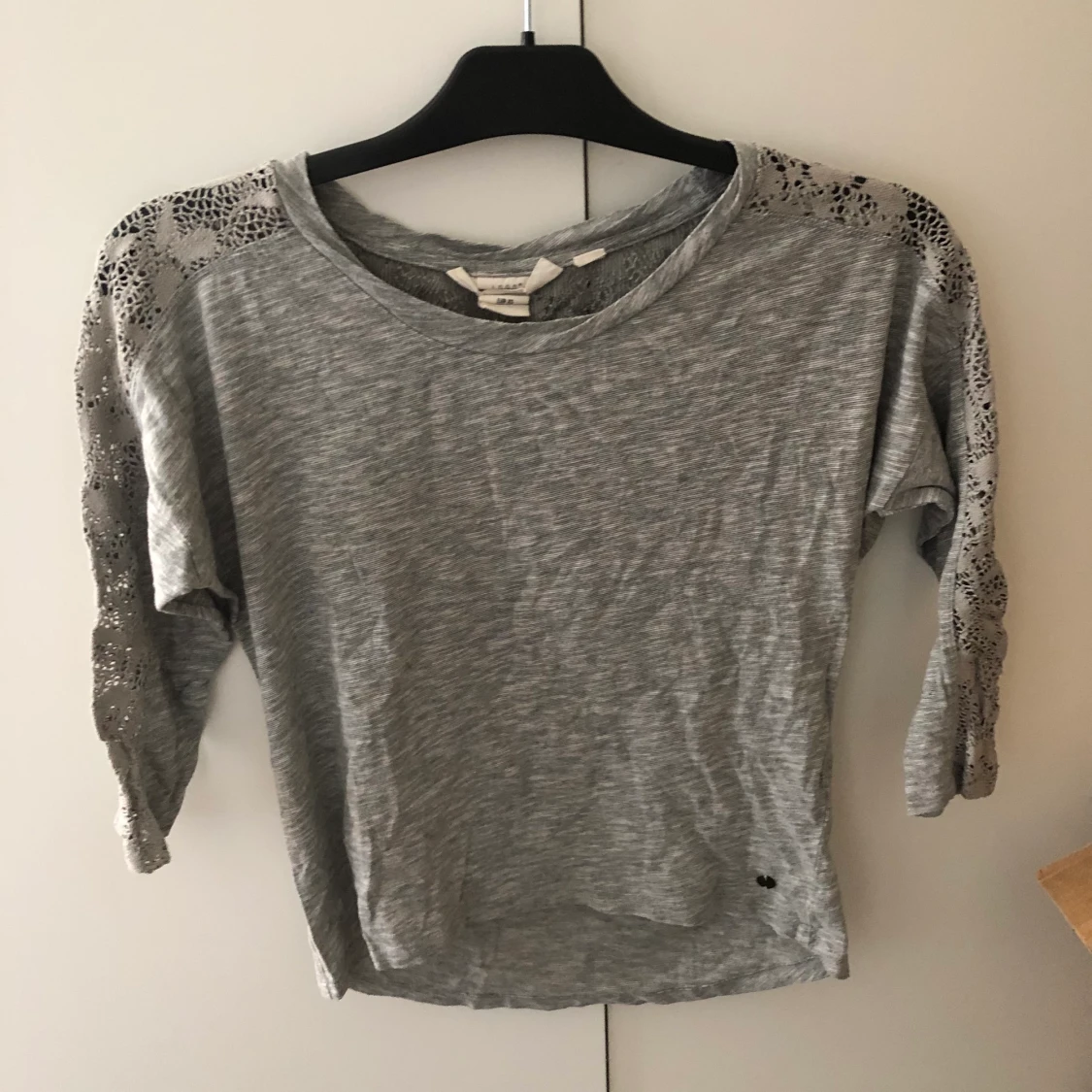 Grå tröja med spetsdetaljer