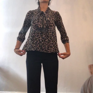 Leopard blus Greta  - Sidenbluse. Märke: Greta. Storlek: S. Nyköp: ca 2300kr,  ditt pris nu: 230kr