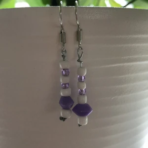 Pärlörhängen 💜🤍 - Ett par jättesöta pärlörhängen🤍💜 pärlorna är i färgen lila och vit. Är ungefär 2cm. 