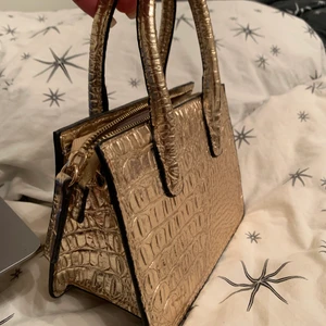 Gullig väska - Super söt liten Gullig väska från hm. Ny skick!