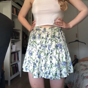 Kjol xs  - Helt oanvänd kjol i storleken xs. Helt underbar men kommer inte till användning hemma hos mig. Den är från miss selfridge köpt för ca 350 kr 💓 