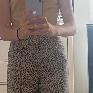 Leopardmönstrade jeans - Fina leopardmönstrade jeans, strl xs säljer för 80kr+ frakt💗