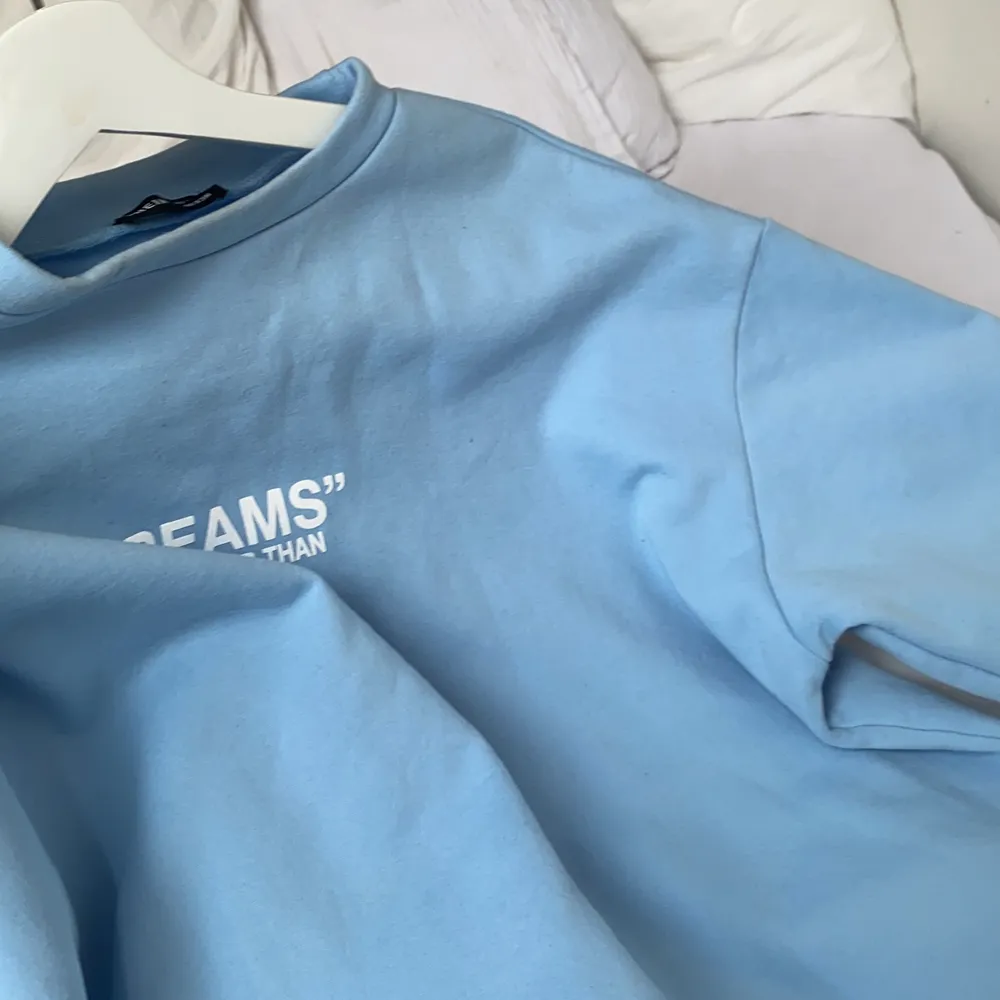 En sweatshirt i en jättefin ljusblå färg (färgen framhävs inte i kameran)💙 Storlek S och säljs för 100kr plus frakt 🤍🥰. Tröjor & Koftor.