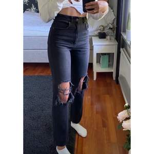 Säljer dessa supersnygga jeans från NA-KD✨ Väldigt fina jeans som sitter bra mot kroppen, dom är i storlek XS✨ Inte använda mycket så dom är i bra skick, säljer för 299kr✨