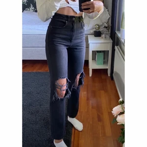 NA-KD jeans med slitningar - Säljer dessa supersnygga jeans från NA-KD✨ Väldigt fina jeans som sitter bra mot kroppen, dom är i storlek XS✨ Inte använda mycket så dom är i bra skick, säljer för 299kr✨