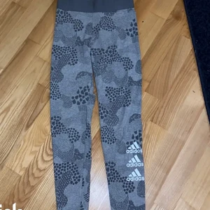 Adidas träningsbyxor  - Säljer ett par adidas träningsbyxor i storlek 152, använd en eller två gånger och kommer aldrig till användning kostar 55kr plus frakten