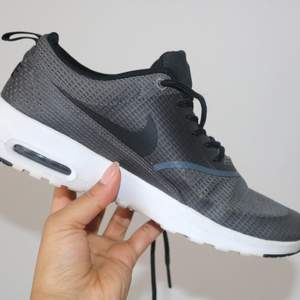 Dark Grey Nike skor i Strl 37.5. Använt de enbart 3 ggr. Skorna är i snyggt skick. Ny pris är 1500. Jag säljer de för 600 kr.