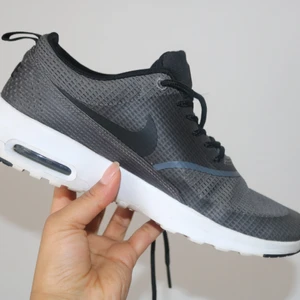 Nike - Dark Grey Nike skor i Strl 37.5. Använt de enbart 3 ggr. Skorna är i snyggt skick. Ny pris är 1500. Jag säljer de för 600 kr.