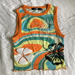 Mönstrad topp - Så fin nyköpt sommrig topp/linne som tyvärr inte kommer till användning hos mig, stl UK 6 vilket motsvarar XS/S! 🧡