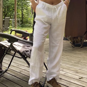 Linnebyxor  - Ett par hm linnebyxor som jag ångrar att jag köpte, köpte ett par andra. När du köper dom får du dom i en oöppnad hm påse! Helt oanvända det är lånade bilder av min kompis som har dom! Dom är slutsålda på hemsidan och storlek S och vita.🤩🤩💗 (köp direkt för 500)   budet är på 450✨