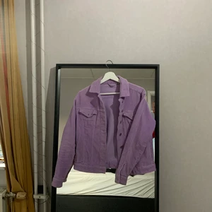 Manchesterjacka - Lila manchesterjacka från veromoda, sparsamt använd. Storlek 34, används inte längre men har varit en favorit! Köparen står för frakten :) köpte den för 500 om någon är intresserad av att veta det ❤️