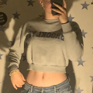 Brooklyn tjocktröja  - Brooklyn tjocktröja från BIK BOK i storlek XS. Bra skick men för liten för mig. Köparen står för frakt eller mötas i Norrköping. 