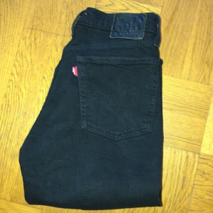 Levis Jeans - Svarta Levis jeans rak modell med medelhög midja (wedgie straight 26) i jätte fint skick!!