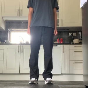 Filippa K randiga kostym byxor med kil - Randiga Filippa K byxor med en asfet kil längst ner på byxorna så dem sitter perfekt på skor. Använder knappt längre pga inte min stil längre. Storlek 32/32