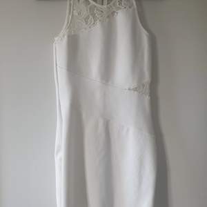 Säljer denna klänning, använd en gång. Som ny. Storlek s. Kan mötas i Upplands väsby eller fraktas. 