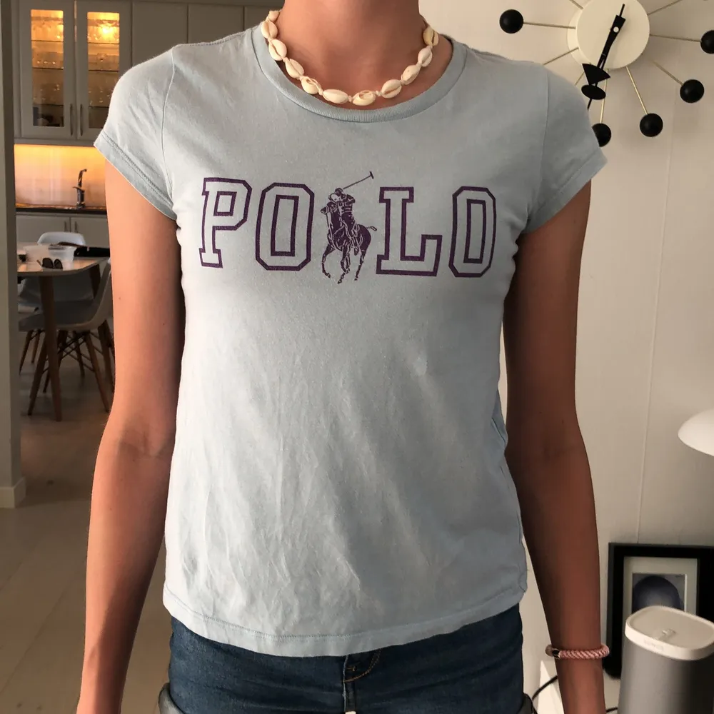 Säljer denna polo ralph Lauren T-shirt med bra skick i storlek 146-152. Säljer eftersom att den är för liten💗. T-shirts.