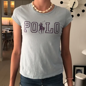 Polo Ralph Lauren  - Säljer denna polo ralph Lauren T-shirt med bra skick i storlek 146-152. Säljer eftersom att den är för liten💗