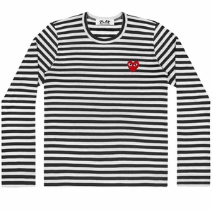 Comme des garçons shirt 🤍 - Köpt på NK förra sommaren, använt sparsamt men får aldrig användning för den mer. Inte tvättad sen sist så småtal fläckar & texten har försvunnit lite i tvättmaskinen. Priset är inkl frakt 🤍