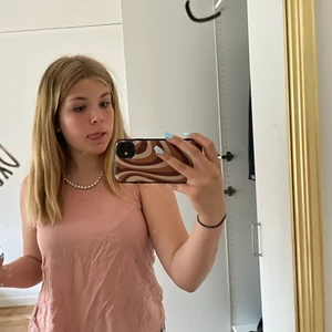 Pastellrosa linne - En tank ifrån Lindex, i storlek M, jag måste verkligen säga att det är jätte bekvämt och i riktigt bra skick!!☀️💞🥰