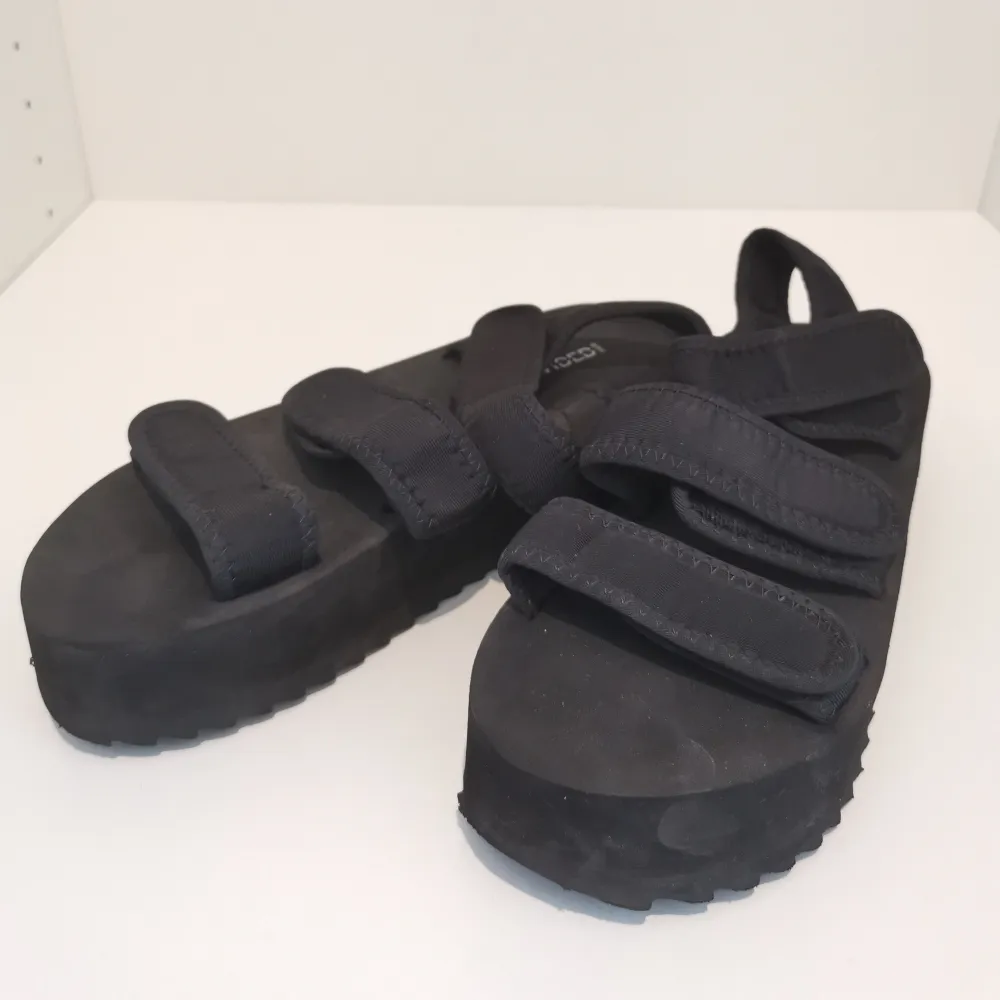 Svarta sandaler från H&M i storlek 38/39. Ej använda 🥰🖤 Gratis frakt 💕. Skor.