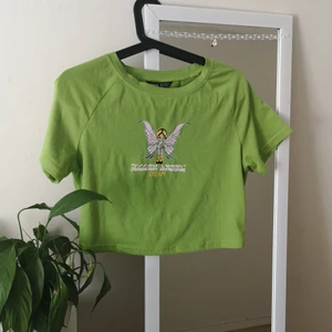 Fairy shirt - Hej jag säljer denna lime gröna tröjan/crop top💞 Den är u storlek M och är ifrån shein den är endast använd en gång men jag rekommenderar att man tvättar den Innan man testar den✨ här är alla mått🌼 byst: 92cm längd: 42cm armlängd: 26cm                     jag kommer sälja den för 40kr men egentligen kostade den 80kr men det är för den är redan använd🌱det kommer att vara 24kr frakt 💓