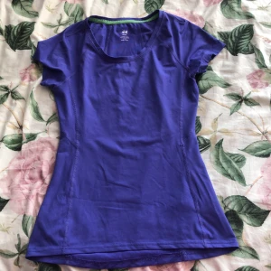 H&M sport Xs - lila sportskjorta.