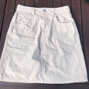 Jeanskjol Gina Tricot XS - Superfin jeanskjol i vintagemodell från Gina storlek XS, säljes pga köp av fel storlek. Skickar med Postnord spårbart ✨☘️